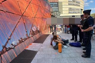 Ostatnie Pokolenie oblało farbą Złote Tarasy w Warszawie. „Co powiemy naszym dzieciom?” 