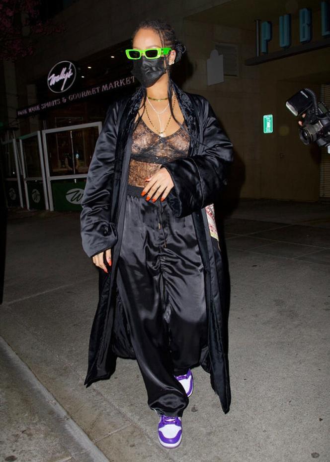 Rihanna pokazała piersi na ulicy!