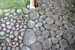 Bruk drewniany w ogrodzie