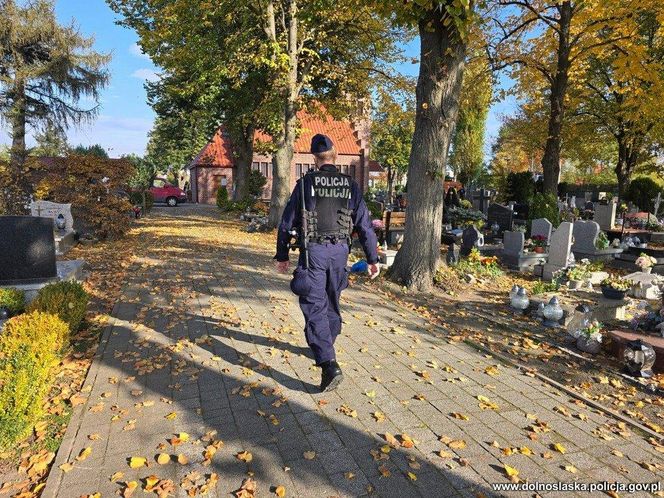 Wrocławska policja apeluje przed Uroczystością Wszystkich Świętych. "Nie zapominajmy o bezpieczeństwie"