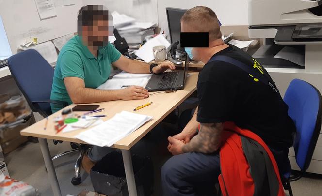 Bezlitośni handlarze choinek. Wybite szyby i... groźby z piłą motorową! 