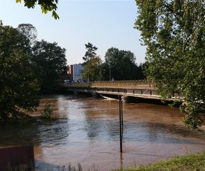 Rzeka Bóbr wdarła się na ulice Żagania