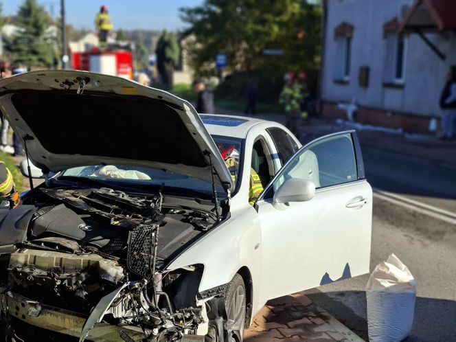 W Wąchocku auto osobowe wjechało w dom