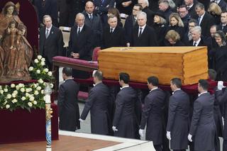 Prezydent Duda i premier Morawiecki na pogrzebie Benedykta XVI. Byli świadkami historii