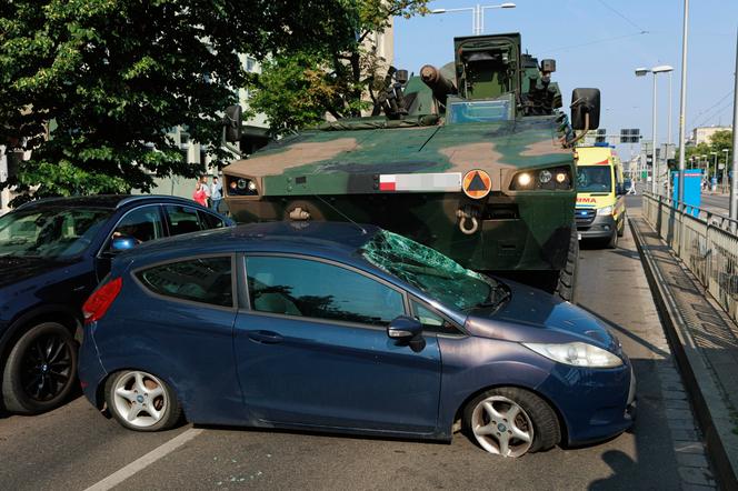 Wojskowy wóz jechał na pokaz podczas pikniku