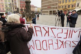 Lokatorzy byłych mieszkań zakładowych żyją w strachu  