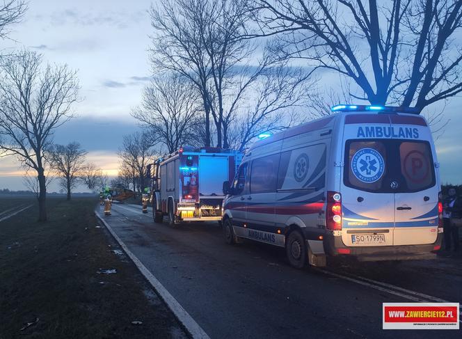 Poważny wypadek drogowy w Gustawowie. Auto roztrzaskało się na drzewie