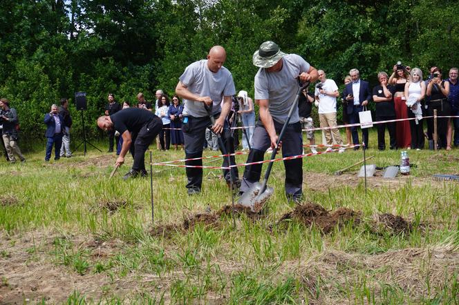 Mistrzostwa w kopaniu grobów na czas w Targach Kielce