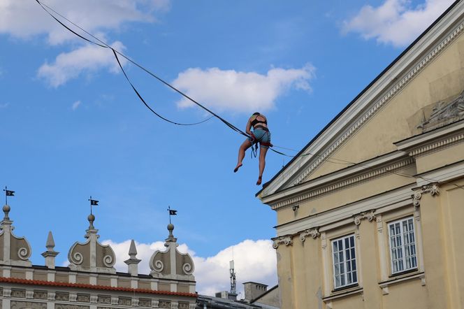 Spacerują po linach nad głowami przechodniów. Trwa Urban Highline Festival