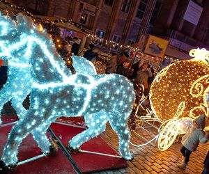 Jarmark Bożonarodzeniowy powraca do Torunia. Gwiazda zaśpiewa na otwarcie. Harmonogram i szczegóły