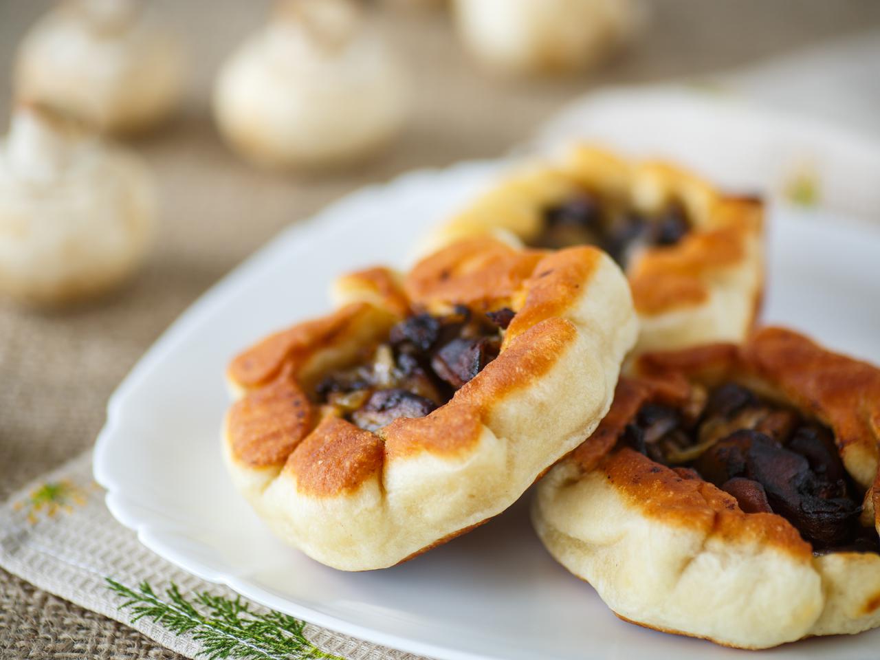 Drożdżówki z kurkami: przysmak na piknik lub lunch w pracy