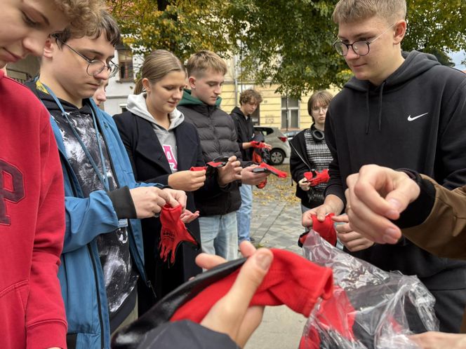 Uczniowie sadzili żonkile przy skwerze pamięci