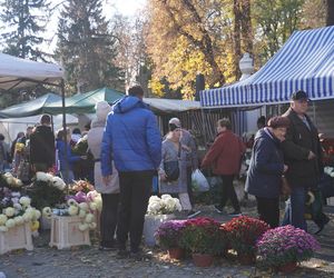 1 listopada na cmentarzu przy ul. Lipowej w Lublinie. Mieszkańcy odwiedzają groby swoich bliskich