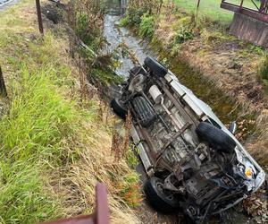 Wypadek w Szczyrku. Samochód wpadł do rzeki