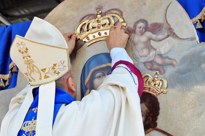 Andrychów: koronacja papieskimi koronami obrazu Pani Andrychowskiej