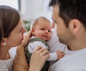 Wybór imienia dla dziecka to więcej niż moda. Jak wpływa na dziecko?