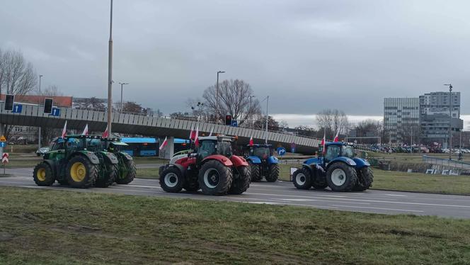 Protest rolników we Wrocławiu. Strajk wymyka się spod kontroli. Urząd Wojewódzki obrzucany jajkami