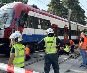 Autobus miejski zderzył się z pociągiem WKD. Ranni pasażerowie przewiezieni do szpitala