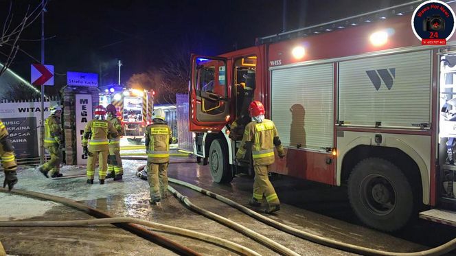 Pilna ewakuacja 200 osób z klubu muzycznego na Mazowszu. Wybuchł potężny pożar. Ranna jedna osoba