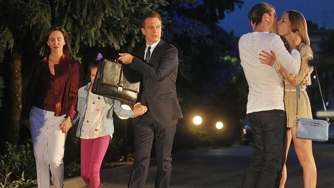 Na dobre i na złe, odcinek 714.  Michał Wilczewski (Mateusz Janicki), Kasia Smuda (Ilona Ostrowska), Matylda (Amelia Czaja), Falkowicz (Michał Żebrowski)