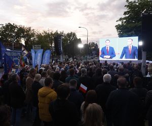 Tłumy pod siedzibą TVP. Debatę Trzaskowski–Nawrocki oglądają na telebimie