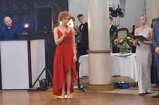 Niezwykle eleganccy maturzyści na studniówce Akademickiego Zespołu Szkół w Piekarach Śl. I LO im. Króla Jana III Sobieskiego