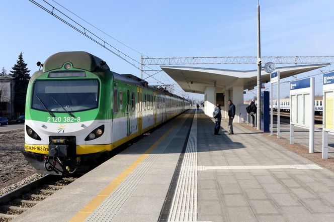  Takiego absurdu w Warszawie już dawno nie było. Mieszkańcy Pragi załamani po budowie kładki nad torami