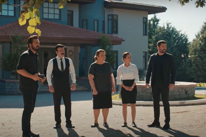 Nana wchodzi na teren rezydencji z Yusufem 