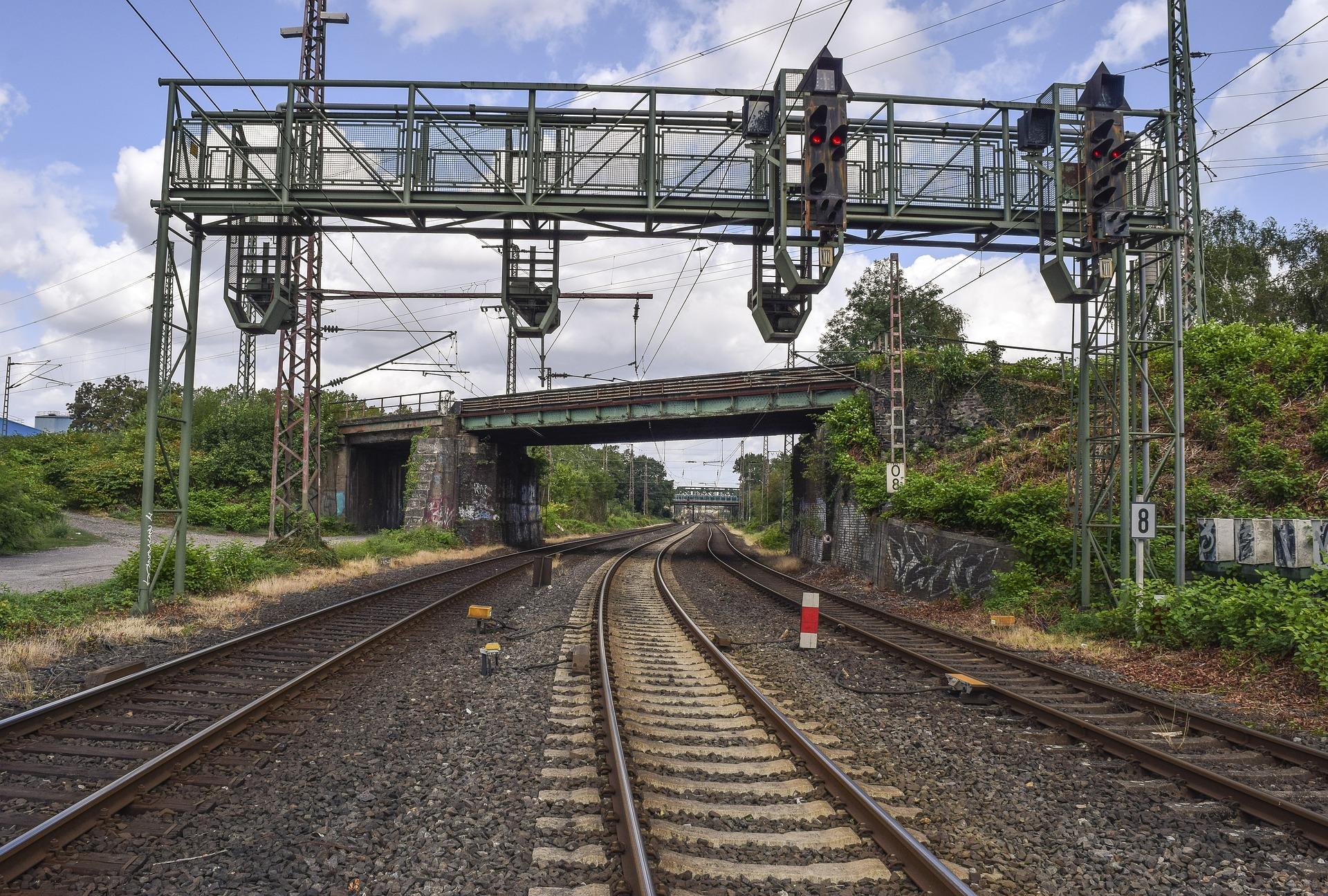 Движение поезда по рельсам. Дореволюционные мосты через железнодорожные пути. Какие опоры у поездов на рельсах.
