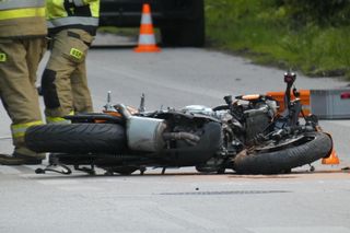 Koszmar na drodze w Konstancinie. Kawasaki zderzyło się z porsche i mercedesem. Nie żyje 21-latka