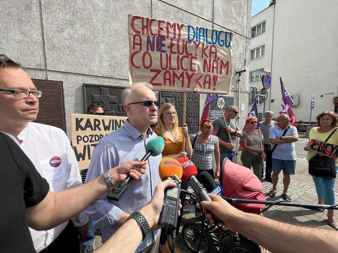 Protest przed UM ws. węzła Karwiny w Gdyni