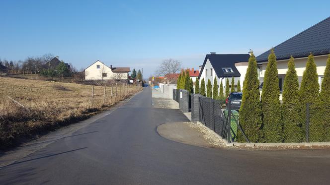 Spacerowa w Rzeszowie - wąską polną dróżką do dużych deweloperskich osiedli