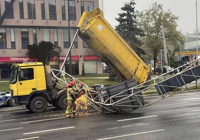  42-latek nie zamknął wywrotki i zniszczył bramownicę. Dostał ogromny mandat [ZDJĘCIA].