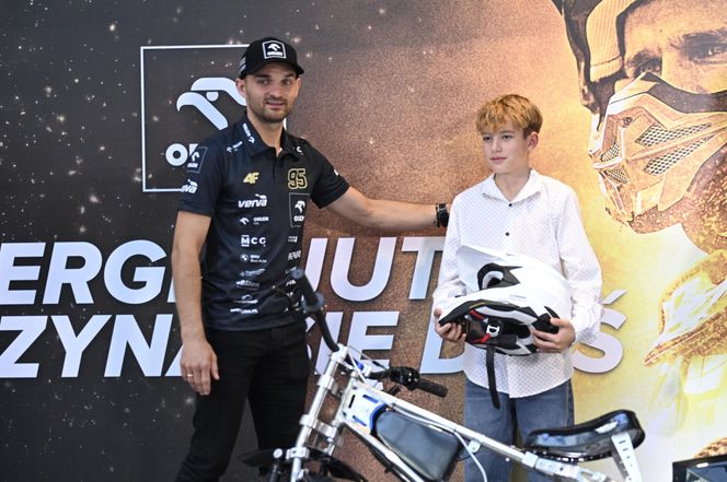 Bartosz Zmarzlik przekazał motocykl 11-letniemu Kubie