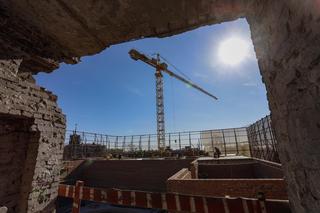 Zniszczony teatr w Mariupolu odbudowują niemieckie firmy