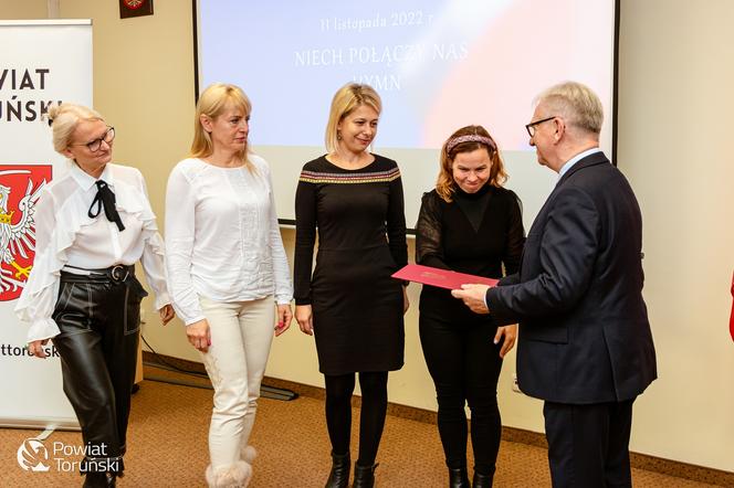 „Niech połączy nas hymn” - piękna, kolorowa premiera w siedzibie Starostwa Powiatowego