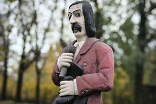 Rzeźba Janusza „Frusia” Kaźmierczaka powróciła do Leszna – teraz w Parku Leszczyńskich Satyryków