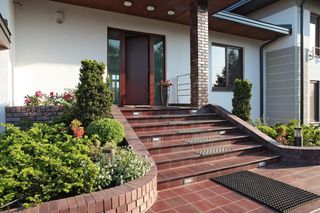 Wycieraczka przed domem - jaka najlepsza. Wytrzymała na słońce, mróz, antypoślizgowa, funkcjonalna i estetyczna