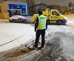 Żory: przejechał przez środek ronda i wjechał w drzwi sklepu samochodem. Ogromne zniszczenia ZDJĘCIA