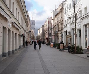 Chmielna w centrum odświeżona po remoncie. Ale bazgroły na ścianach wciąż straszą