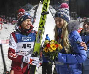 Tak mieszka Kamil Stoch z ukochaną Ewą. Ich dom to prawdziwy, góralski pałac z drewna z widokiem na Tatry [GALERIA]