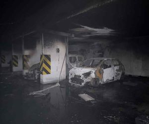 Pokazali jak wygląda wnętrze spalonego garażu w Ząbkach. Ogień pojawił się w nocy. Ewakuowano 300 osób