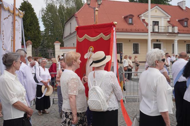 Boże Ciało 2024. Tłumy wiernych przeszły w procesji ulicami Białegostoku