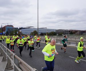 Uczestnicy Biegnij Warszawo 2024 na moście Świętokrzyskim