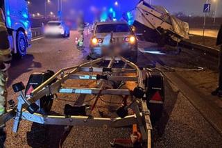  Ciężarówka staranowała… motorówkę na zjeździe z autostrady