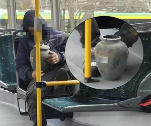 Mężczyzna z urną w tramwaju. Zabrał z cmentarza prochy ojca 