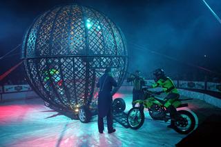 Goście Cyrku Zalewski uwielbiają motory w kuli śmierci