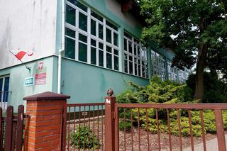 Policjanci wyprowadzili pijaną dyrektorkę ze szkoły. Wójt: Rodziców nie trzeba było informować, bo nie miała tego dnia lekcji 