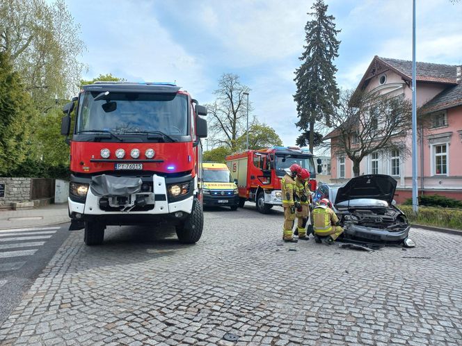Kolizja na 17 Stycznia w Lesznie. Kierowca wymusił pierwszeństwo