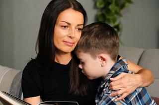 	Barwy szczęścia odcinek 2826 po wakacjach. Kasia (Katarzyna Glinka), Ksawery (Bartosz Gruchot)